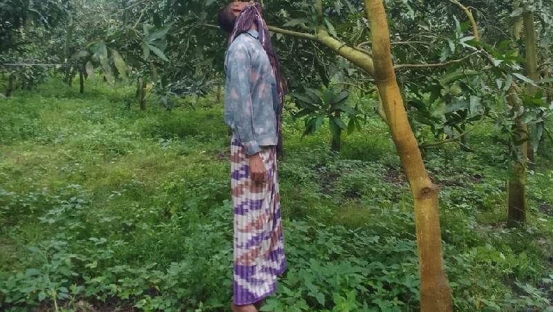 চাঁপাইনবাবগঞ্জের গোমস্তাপুরে কৃষকের ঝুলন্ত মরদেহ উদ্ধার  